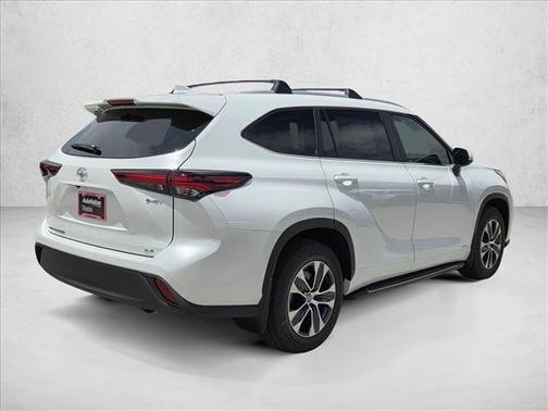Wind Chill Pearl 2026 Toyota Highlander Hybrid XLE