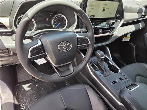 Wind Chill Pearl 2026 Toyota Highlander Hybrid XLE