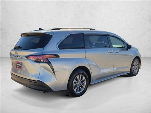 2022 Toyota Sienna LE