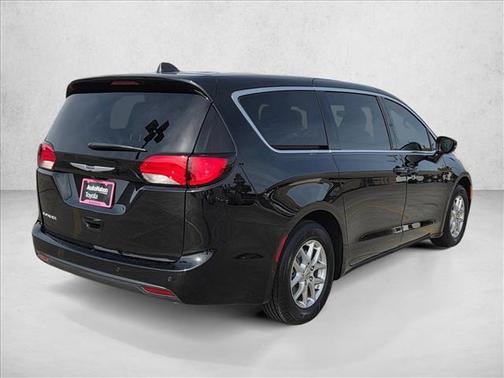 Diamond Black Crystal Pearlcoat 2025 Chrysler Voyager LX