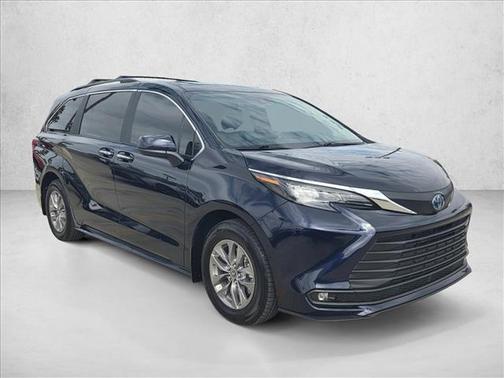 2025 Toyota Sienna XLE 8 Passenger