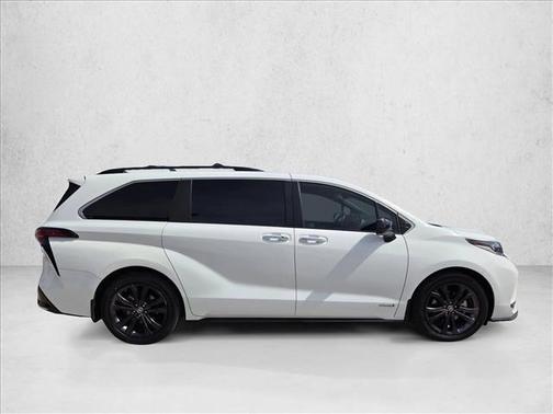 Super White 2021 Toyota Sienna XSE 7 Passenger