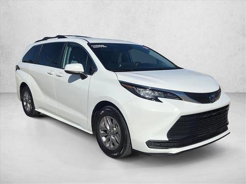 2022 Toyota Sienna LE