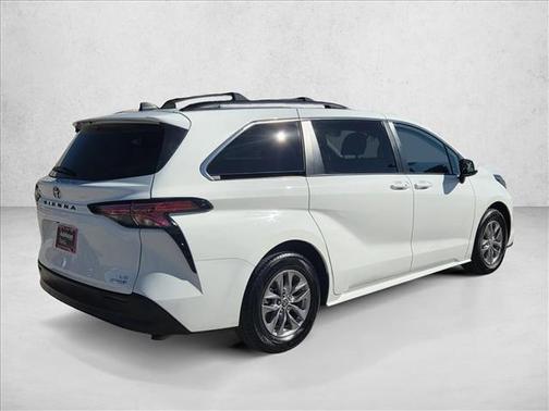 2022 Toyota Sienna LE
