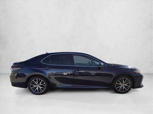 2022 Toyota Camry Hybrid XLE