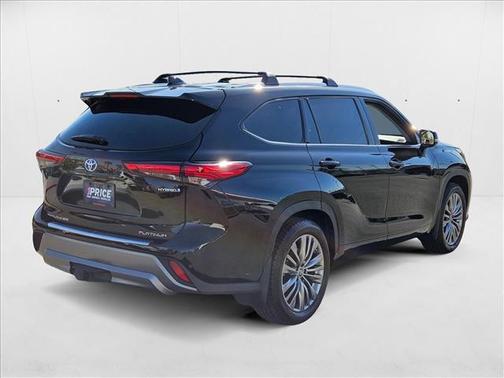 2022 Toyota Highlander Hybrid Platinum
