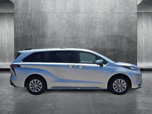 2023 Toyota Sienna XLE 8 Passenger