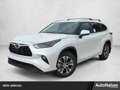 Wind Chill Pearl 2026 Toyota Highlander Hybrid XLE