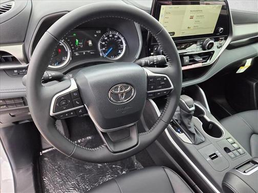 Wind Chill Pearl 2026 Toyota Highlander Hybrid XLE