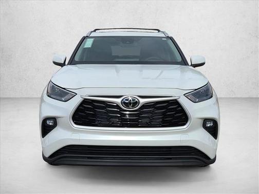 Wind Chill Pearl 2026 Toyota Highlander Hybrid XLE
