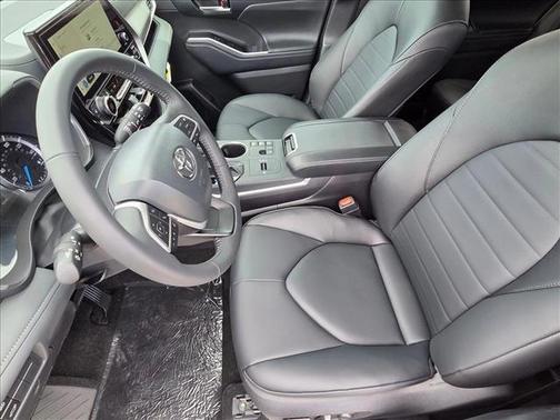 Wind Chill Pearl 2026 Toyota Highlander Hybrid XLE