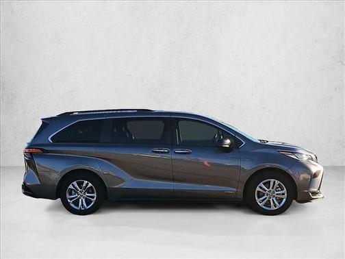 2021 Toyota Sienna XSE 7 Passenger