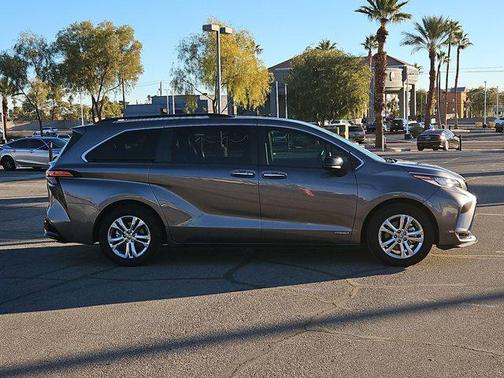 2021 Toyota Sienna XSE 7 Passenger