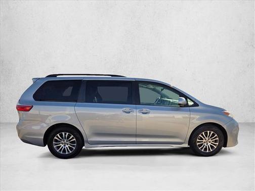 2020 Toyota Sienna XLE