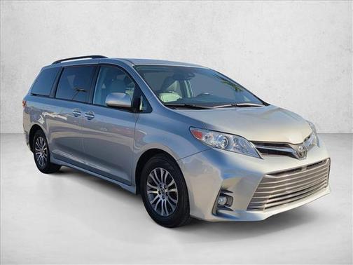 2020 Toyota Sienna XLE