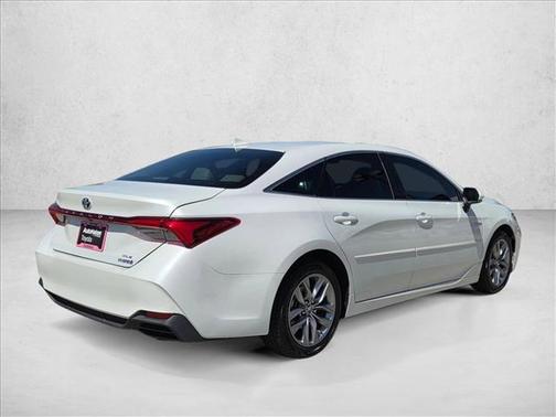 Wind Chill Pearl 2019 Toyota Avalon Hybrid XLE