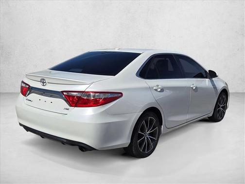 Blizzard Pearl 2017 Toyota Camry XSE