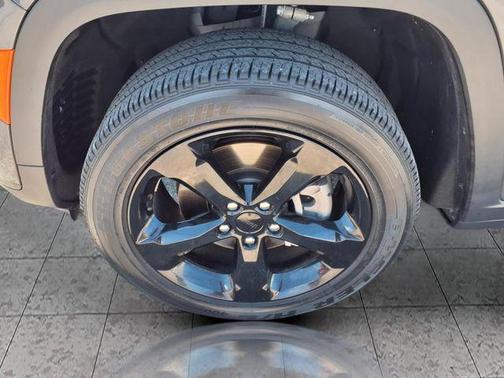 Baltic Gray Metallic Clearcoat 2023 Jeep Grand Cherokee L Altitude