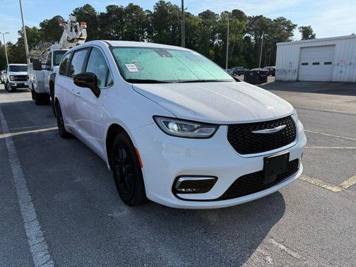Bright White Clearcoat 2024 Chrysler Pacifica Touring L
