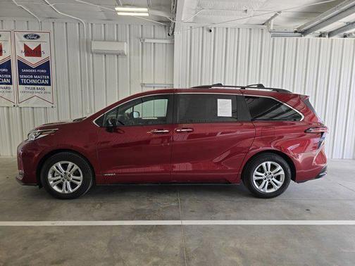2021 Toyota Sienna XSE 7 Passenger
