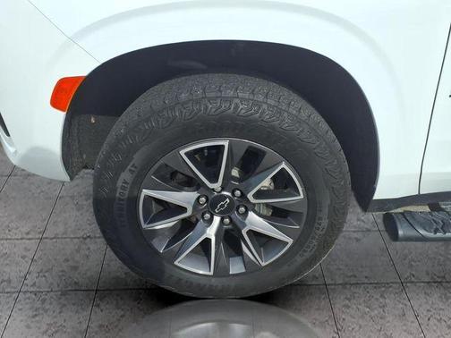 Summit White 2024 Chevrolet Suburban 4WD Z71