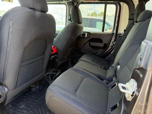 Granite Crystal Metallic Clearcoat 2023 Jeep Gladiator Sport S