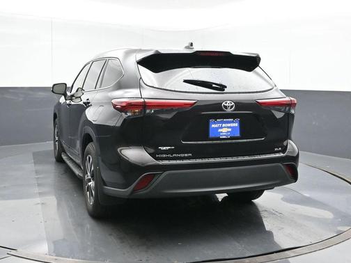 Amber 2022 Toyota Highlander XLE