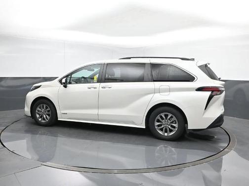 2021 Toyota Sienna XLE