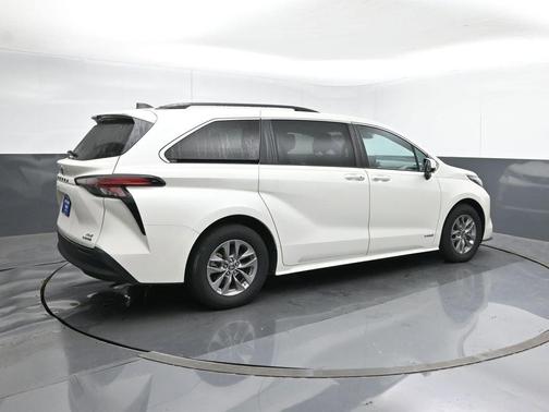 2021 Toyota Sienna XLE
