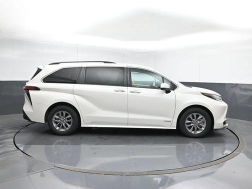 2021 Toyota Sienna XLE