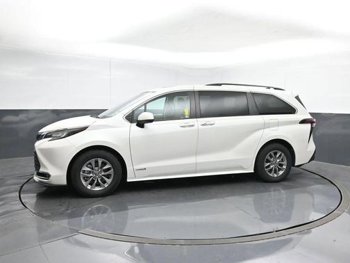 2021 Toyota Sienna XLE
