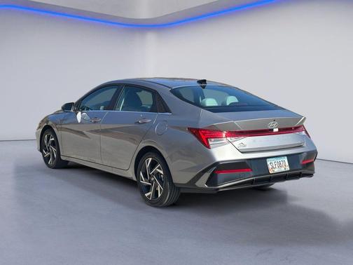 Fluid Metal 2025 Hyundai ELANTRA HEV Limited