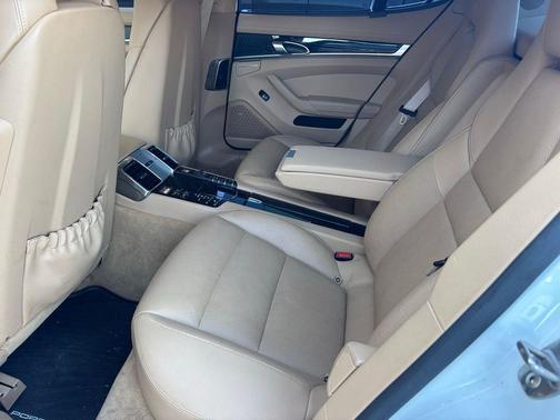 2015 Porsche Panamera 4