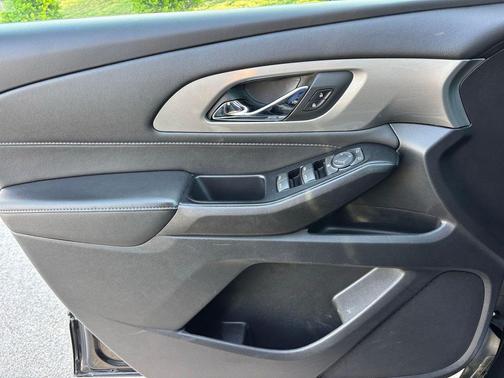 Black Metallic 2023 Chevrolet Traverse LT Cloth