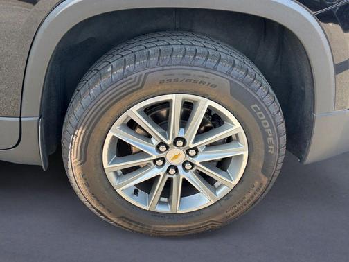 Black Metallic 2023 Chevrolet Traverse LT Cloth