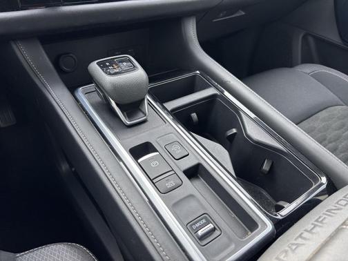 2024 Nissan Pathfinder SV FWD