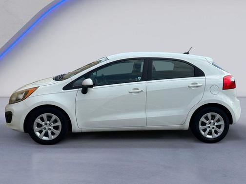 Clear White 2012 Kia Rio5 LX