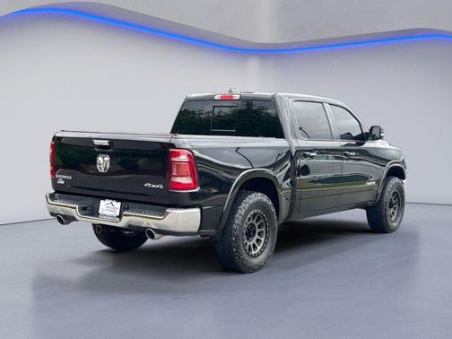 Diamond Black Crystal Pearlcoat 2019 RAM 1500 Laramie