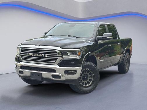Diamond Black Crystal Pearlcoat 2019 RAM 1500 Laramie
