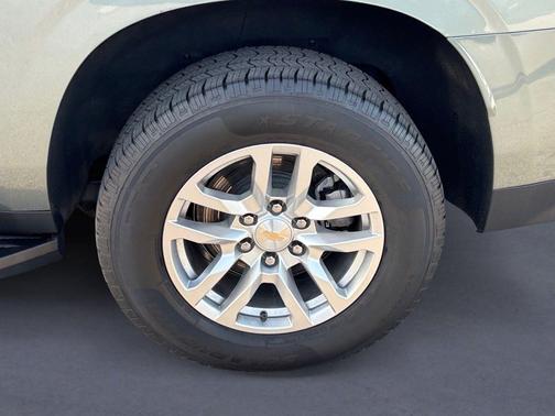 Silver Sage Metallic 2024 Chevrolet Suburban LT