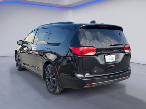 Brilliant Black Crystal Pearlcoat 2020 Chrysler Pacifica Touring L