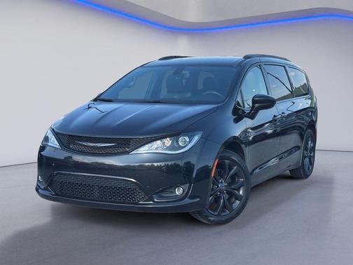 Brilliant Black Crystal Pearlcoat 2020 Chrysler Pacifica Touring L