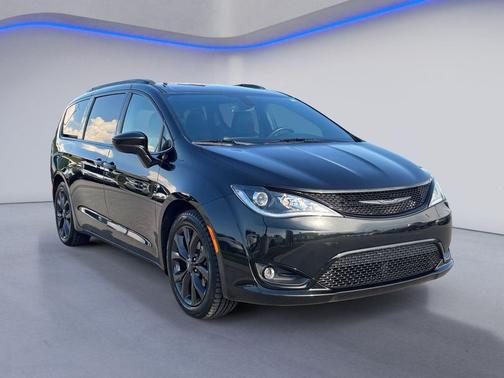 Brilliant Black Crystal Pearlcoat 2020 Chrysler Pacifica Touring L