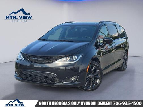 Brilliant Black Crystal Pearlcoat 2020 Chrysler Pacifica Touring L
