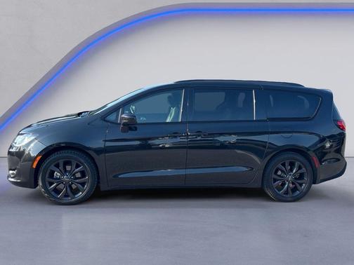Brilliant Black Crystal Pearlcoat 2020 Chrysler Pacifica Touring L