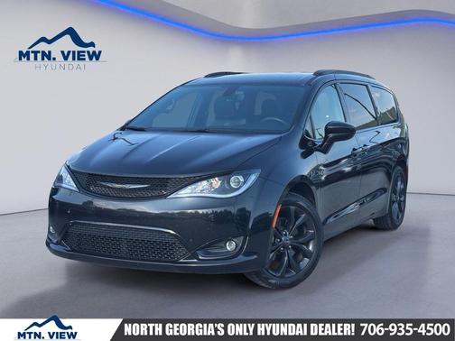 Brilliant Black Crystal Pearlcoat 2020 Chrysler Pacifica Touring L