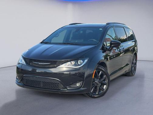Brilliant Black Crystal Pearlcoat 2020 Chrysler Pacifica Touring L