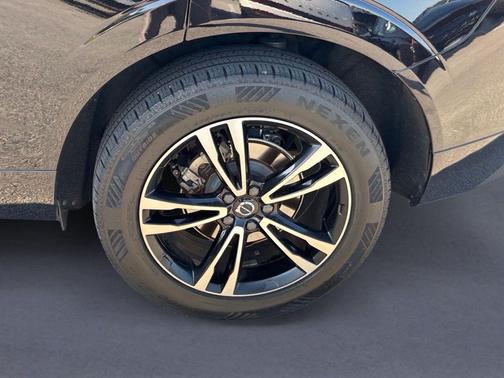 Onyx Black Metallic 2021 Volvo XC60 T5 Momentum