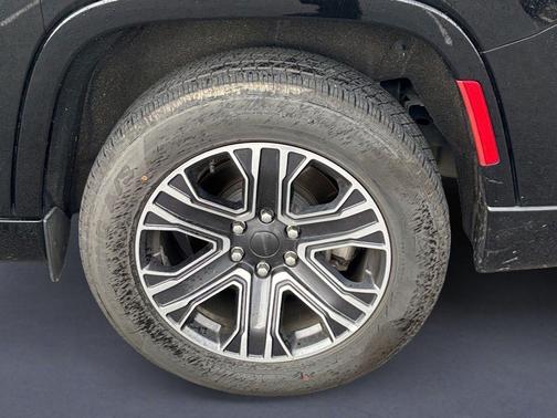 Diamond Black Crystal Pearlcoat 2024 Jeep Wagoneer L Series II