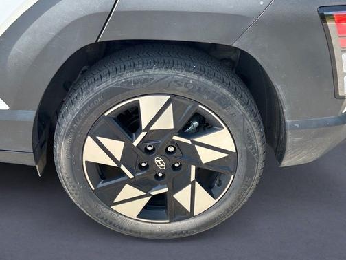 Atlas White 2024 Hyundai KONA SEL